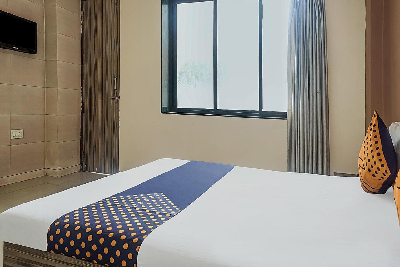 Oyo Flagship 75444 Hotel Kinara Lodging & Boarding Mangvadi エクステリア 写真